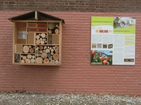 Schermbeck-Bricht : Alte Poststraße, ehem. RWE-Trafoturm, an der Außenfassade befindet sich ein Bienen- und Insektenhotel.